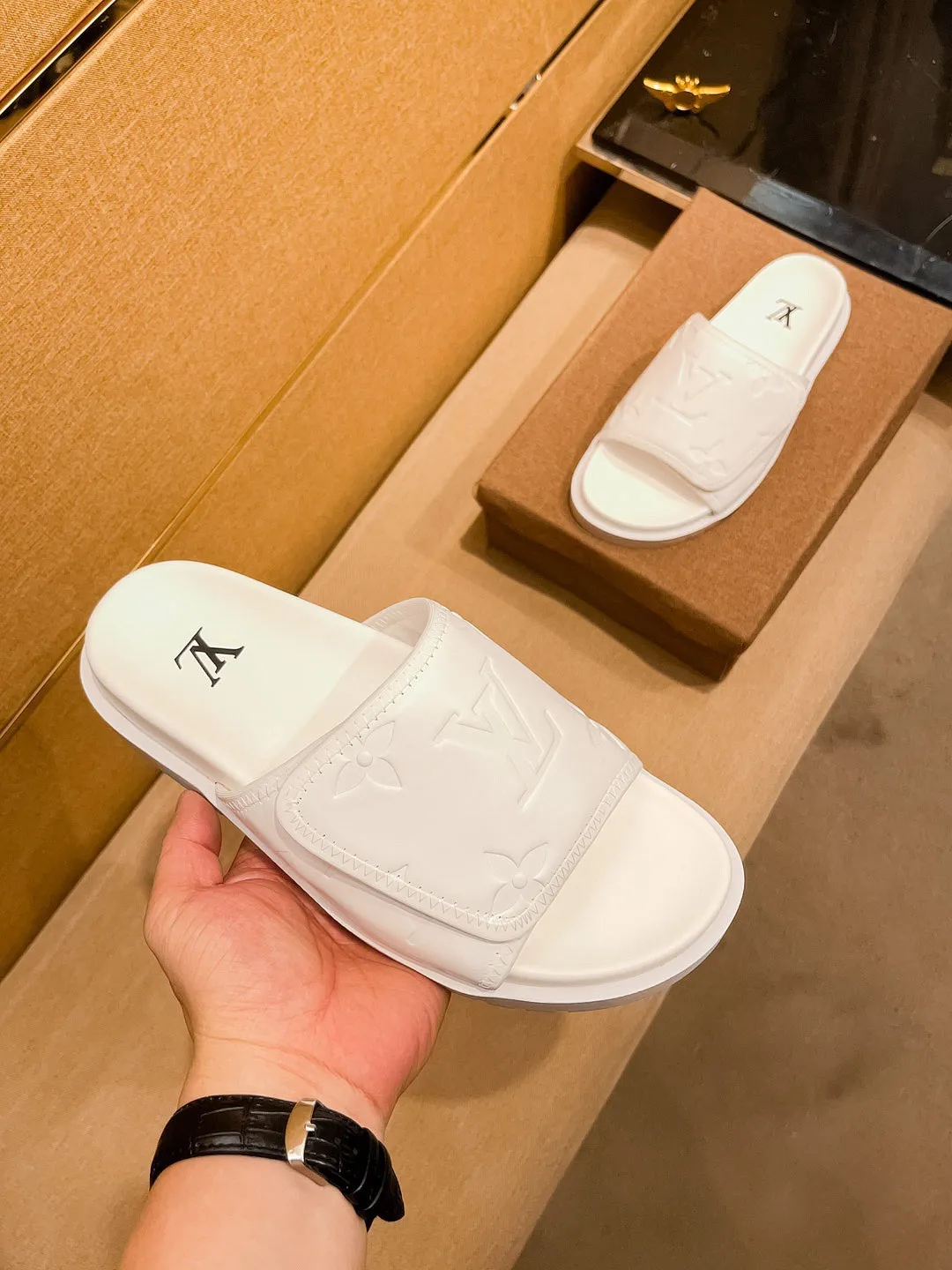 Men's men's shoes 💰 320💰 New model on the market 🔥[LV🔥 Louis Vuitton slippers] High-end 1:1 mold customization, original upgraded version of the outsole, lighter and non-slip. The market's top quality, fashionable and trendy, versatile and popular, simple yet tasteful, a must-have for fashionistas, exuding a fashionable and casual atmosphere, fashion is at your feet, full of confidence, the same style at the counter 👍The season of spring and summer slippers is here, super beautiful to wear, 38-44 2⃣️colors available🔥